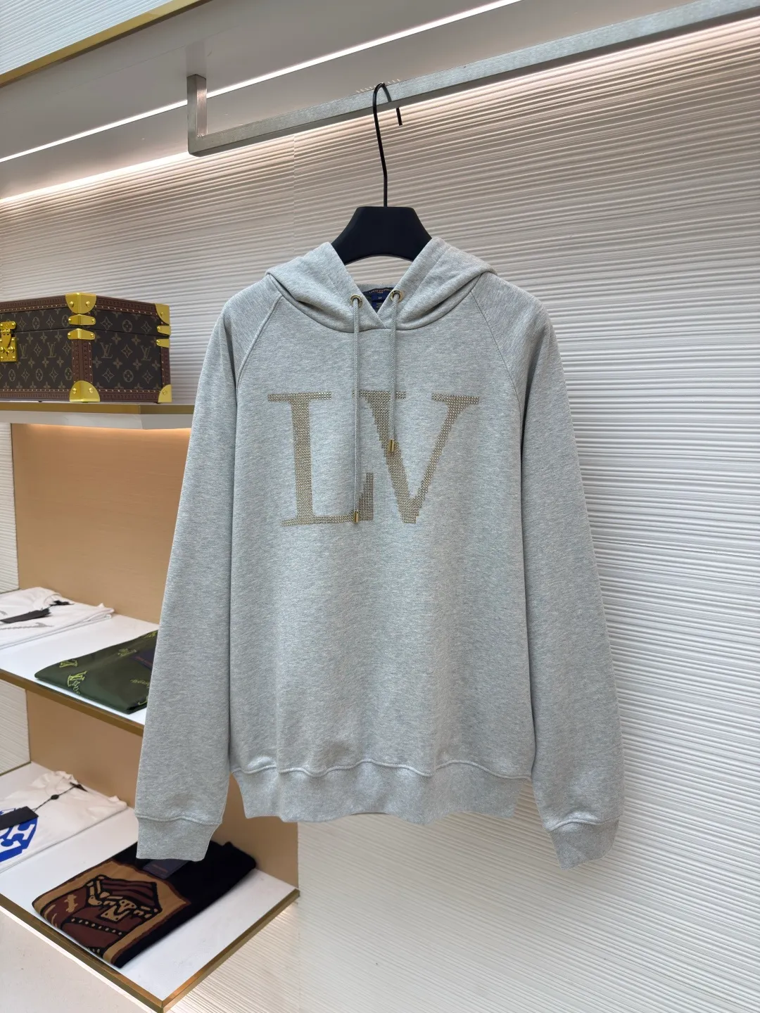 LOUIS VUITTON hooded sweatshirt with diamond letters ●Original version: Purchased and developed for 12999 ●Item number: 1680721-A75 ●Fabric: Pure cotton fish scale base fabric ●Technology: Decorated with rhinestone brand elements ●Version: Fitted version ●Weight: about 660 grams ●Size: S-M-L-XL ●Description: The fabric is made of 16S double yarn + 10S fish scale bottom brushed fabric, 380g, with 26S double yarn rib fabric 470g. The terry terry sweatshirt is composed of a veil, binding yarn and base yarn. Taking into account both breathability and comfort, the overall design is light, comfortable and has a good silhouette. It is characterized by soft feel, solid texture, and excellent extensibility, elasticity, wrinkle resistance, and hygroscopicity. Enlarge the classic letter rhinestone as a decorative element to enhance the sense of luxury and recognition. The surface is densely inlaid with rhinestones, forming a bright halo; the three-dimensional convex inlay effect enhances the visual impact. Rhinestone is a man-made gemstone that enhances the sophistication of designs with its sparkling luster. Laineite is a synthetic gemstone with high transparency and luster, creating a sparkling and three-dimensional print effect. The number and position of the particles on the plate are exactly the same, so that the graphics remain consistent with the original renderings. Precisely positioned laser engraving ensures a symmetrical arrangement of rhinestones; high temperature embeds the rhinestones on the surface of the fabric to increase firmness. The overall wiring is straight and delicate, the fabric is comfortable and soft, and the color is consistent without color difference. It can be matched with the same style to create a fashionable look and control various occasions. Customized accessories, complete with three standards, same style for men and women!